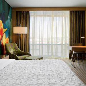 Deluxe Guest room 1 King Airport view